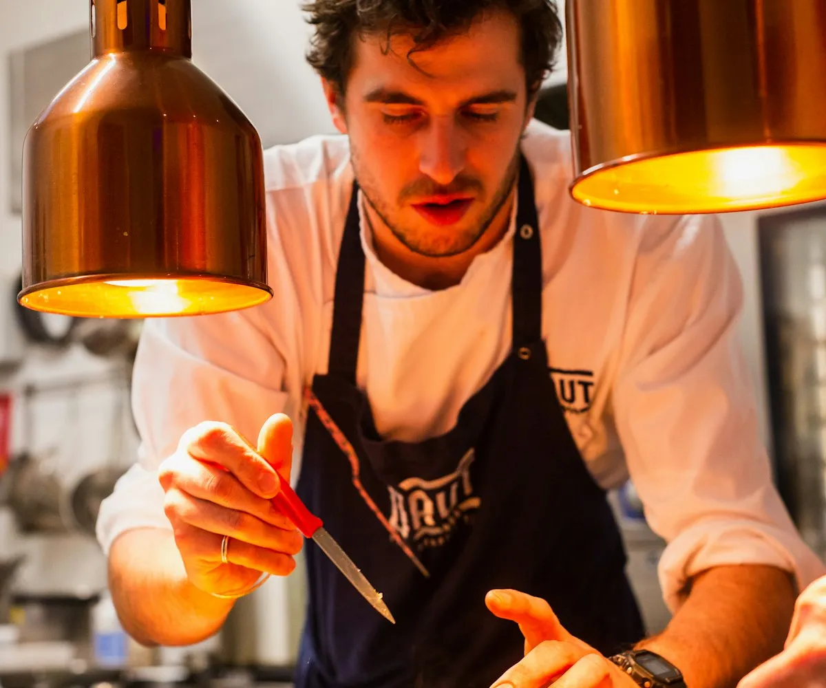 Chef professionnel dans une cuisine propre et conforme aux normes d'hygiène